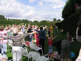 Harlekin bringt Jung und Alt zum Lachen