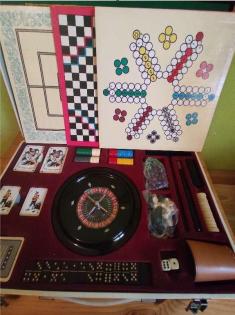 Spielekoffer gem. Fotos mit diversen Brettspielen Kartenspielen Würfelbecher