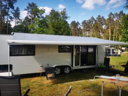 Stellplatz mit Wohnwagen zu verkaufen