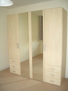 Kleiderschrank hell / neuwertig