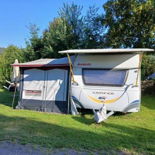 Wohnwagen Dettleffs 550 mit Vorzelt und festem Boden zu verkaufen am Titisee
