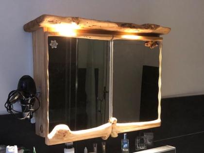 Badspiegelschrank aus massiver Ulme