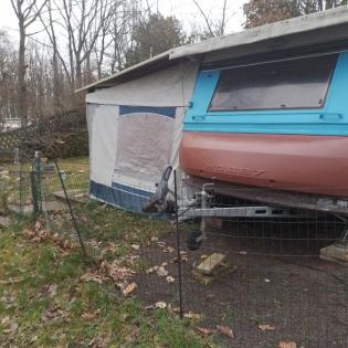 Wohnwagen mit Platzübernahme und Camping Equipment