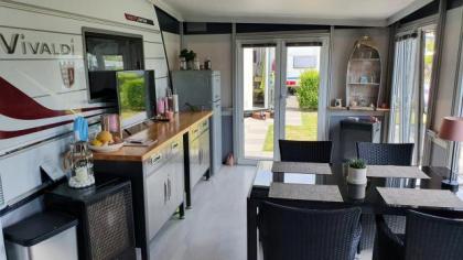 Gesamter Stellplatz inklusive Wohnwagen Vorzelt Gartenhaus Inventar und Außen