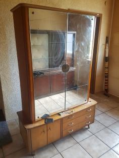 Kleider/Spiegelschrank