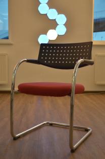 6 Vitra Designer Konferenzstühle Visavis in rot und blau gebrauchter Zustand