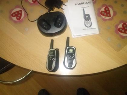 Biete an 1Top Funkgeräte Set Tischladegerät.