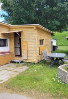 Mit Holz eingemachter Camper und angebauter Küche
