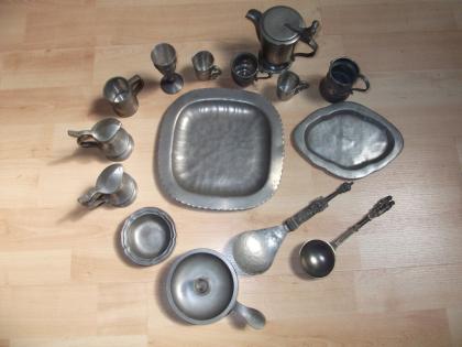 Variationen aus Zinn Becher Löffel Teller z. T. mit Stempel